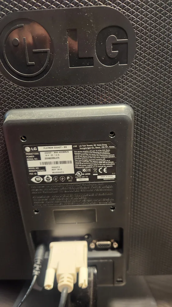 Pair of LG Flatron E2242C Monitors 22" image indicator(2)