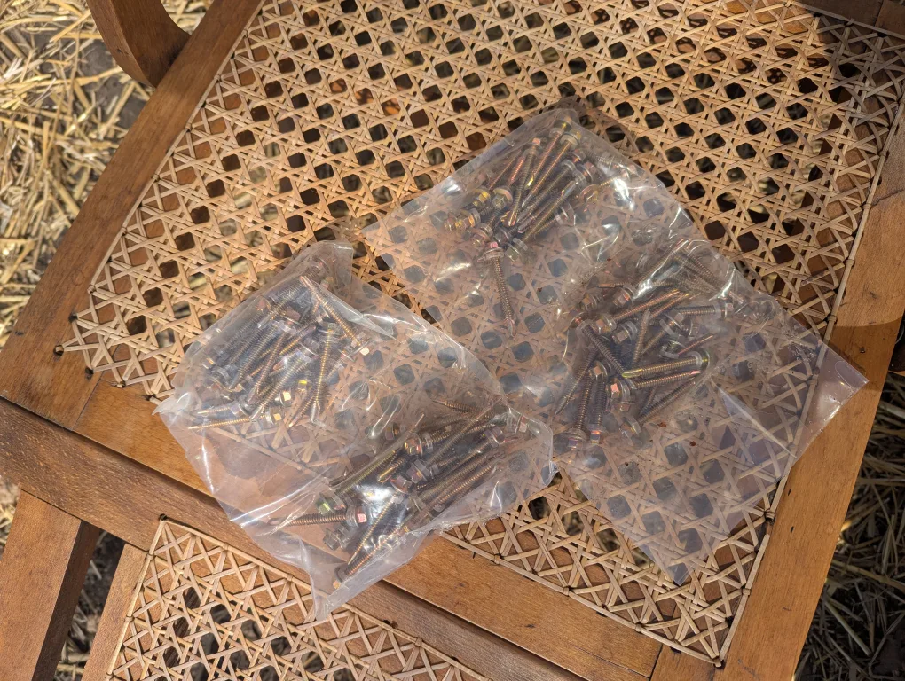 Twin wall polycarbonate and screws image indicator(2)