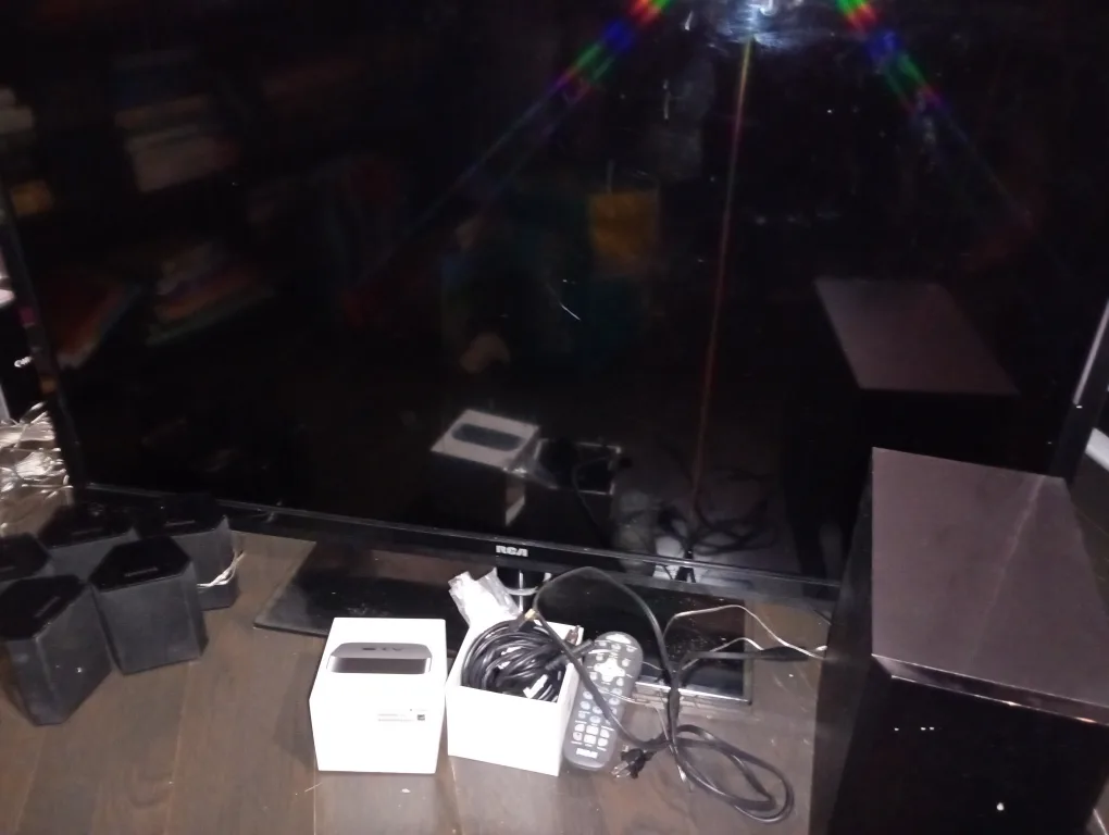 RCA TV with Samsung Surround Sound System image indicator(4)