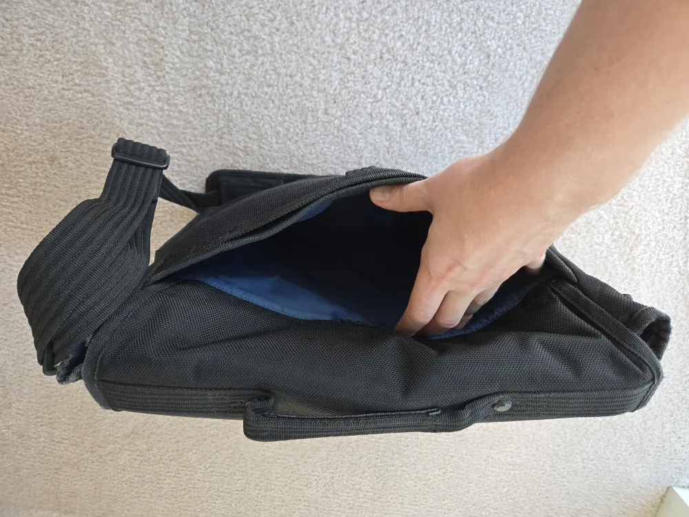 Targus Laptop Messenger Bag - Blue and Black image indicator(8)