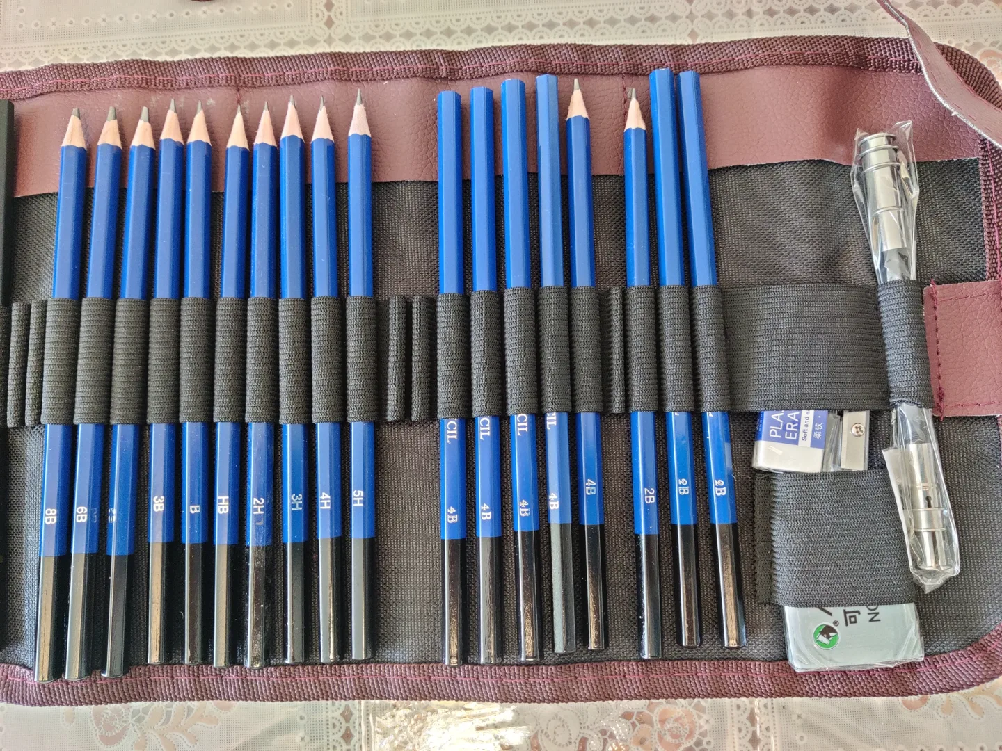 33 Piece Sketching Set with Carrying Case and belt image indicator(2)