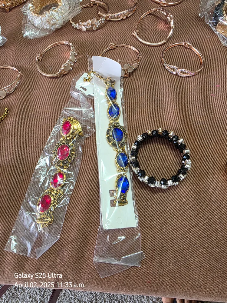 Brand new Bulk Lot of Fashion Jewellery Bracelets and Earrings image indicator(2)