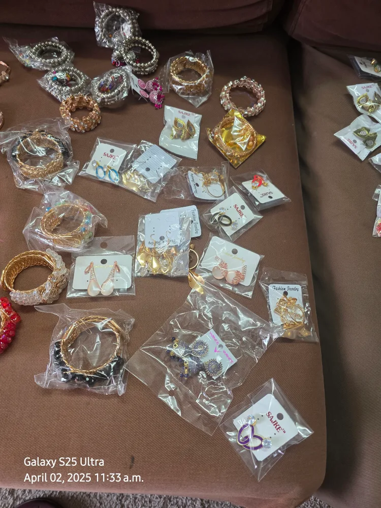 Brand new Bulk Lot of Fashion Jewellery Bracelets and Earrings image indicator(4)