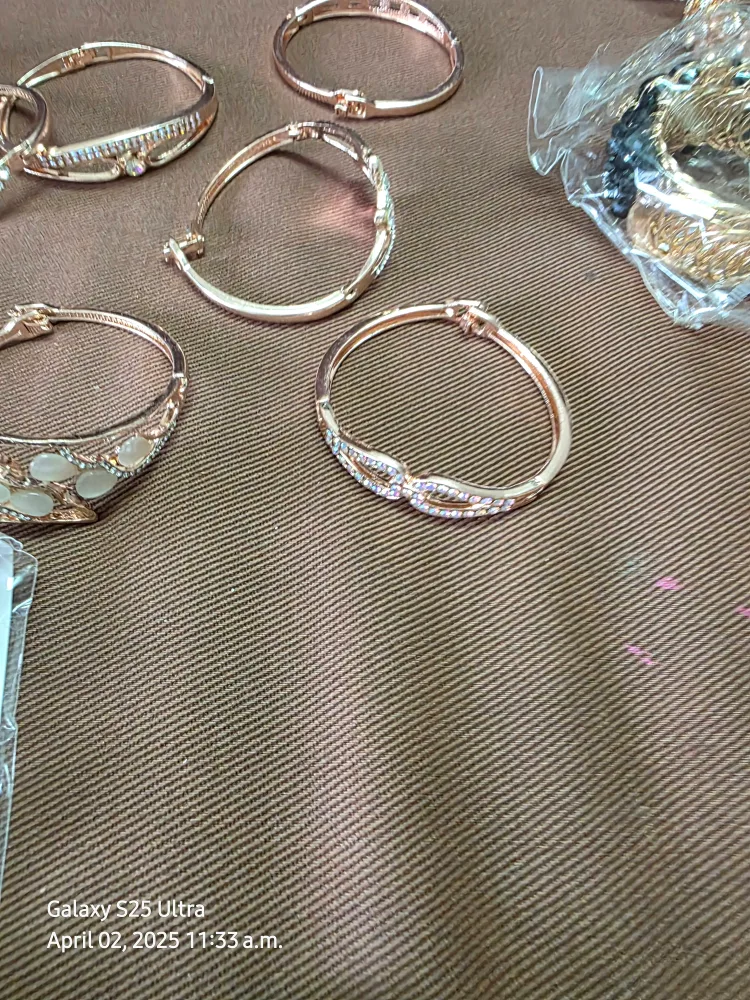 Brand new Bulk Lot of Fashion Jewellery Bracelets and Earrings image indicator(7)