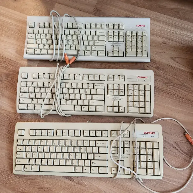 Three Vintage COMPAQ Keyboards thumbnail