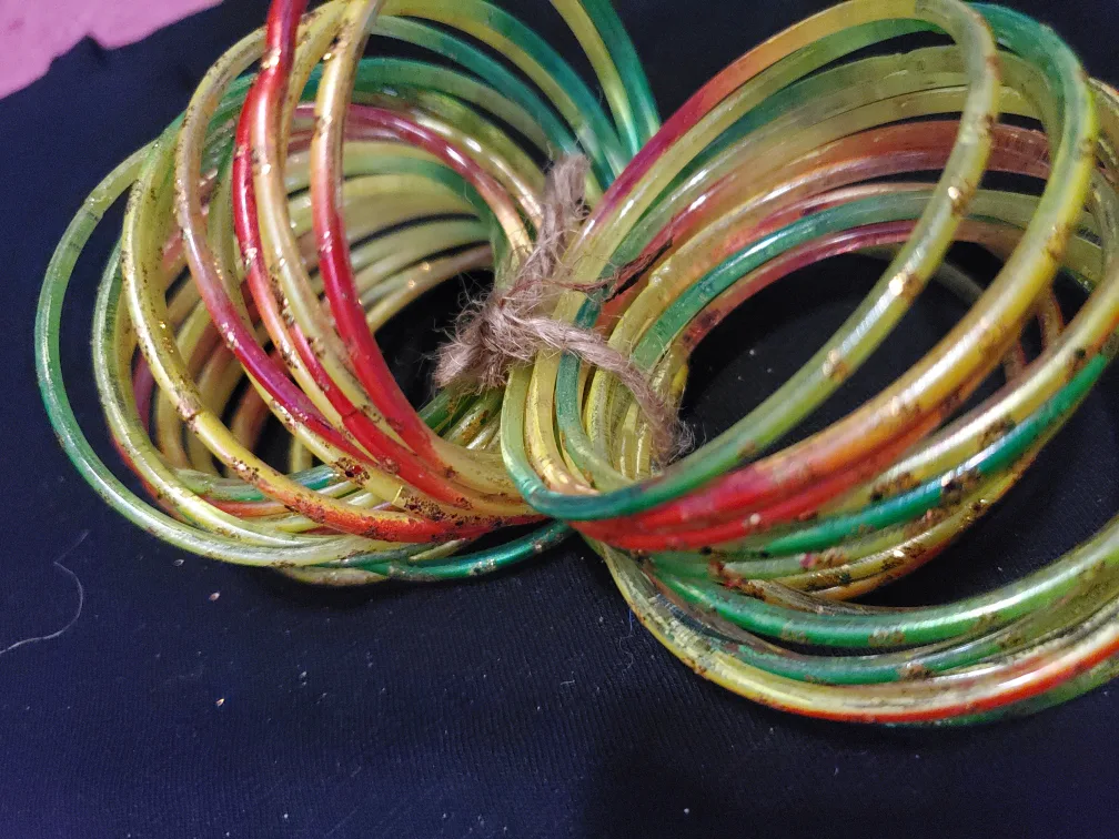 Multicoloured Glass Bangles (Green/Red/Yellow) Set image indicator(4)