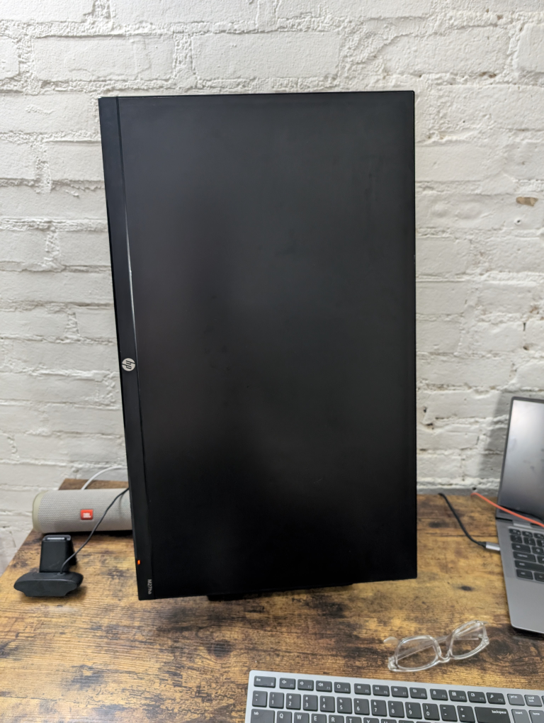 27' HP monitor with rotating/tilting stand - photo 2
