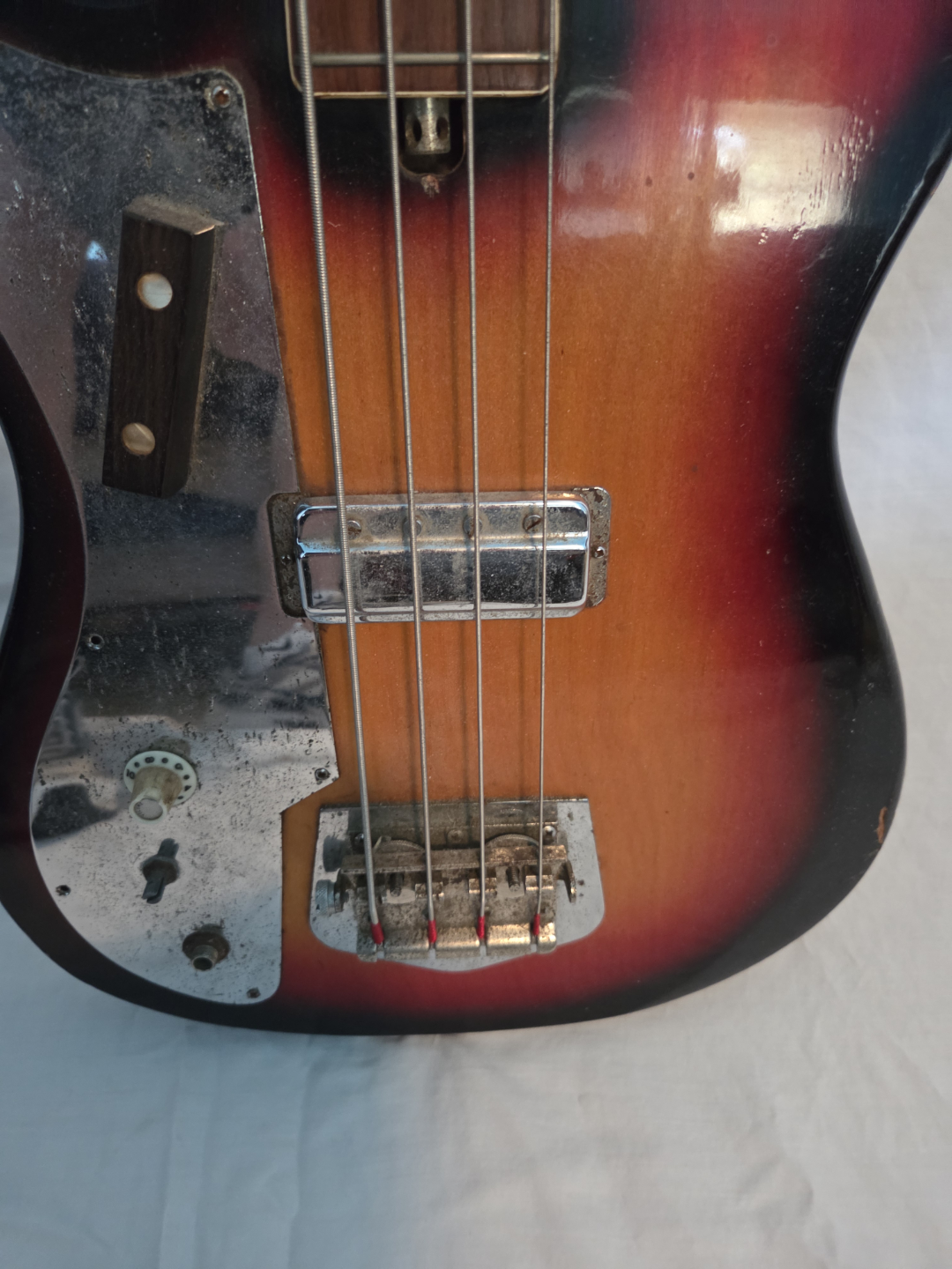Vintage 4-string Bass Guitar Sunburst Finish - photo 2