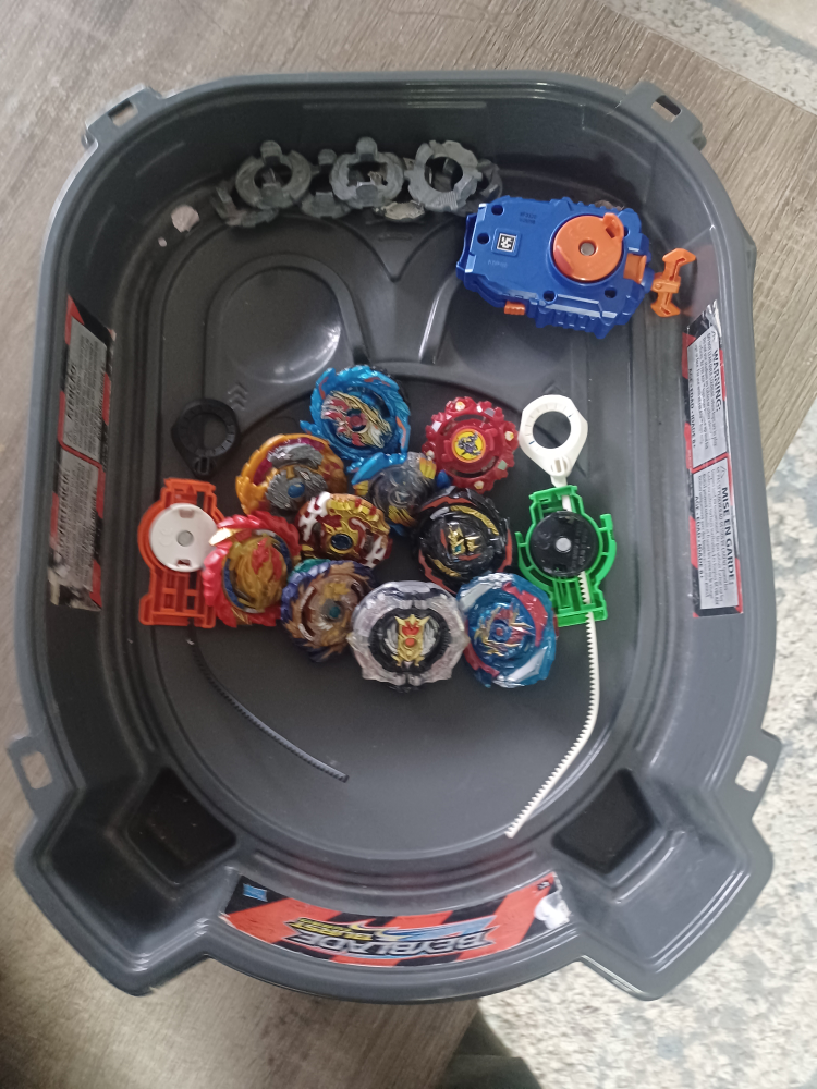 Beyblade Burst Set with Arena - photo 3