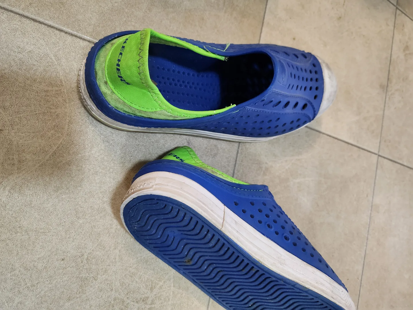 Kids' Crocs-style slip-on shoes size 5 thumbnail