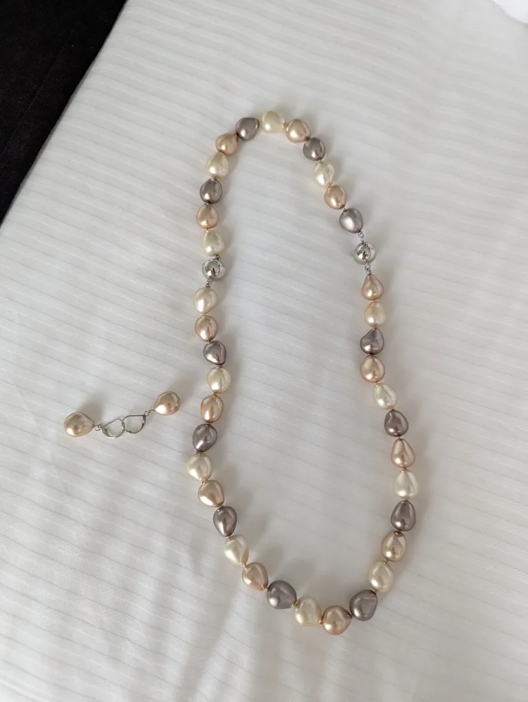 Elegant Pearl Necklace , bracelet and Earring Set image indicator(7)