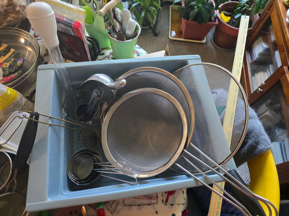 💚Assorted Kitchen Utensils and Measuring Cups image indicator(6)