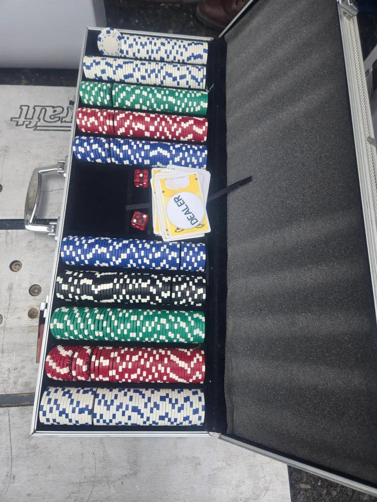 Poker Chip Set in Aluminum Case thumbnail