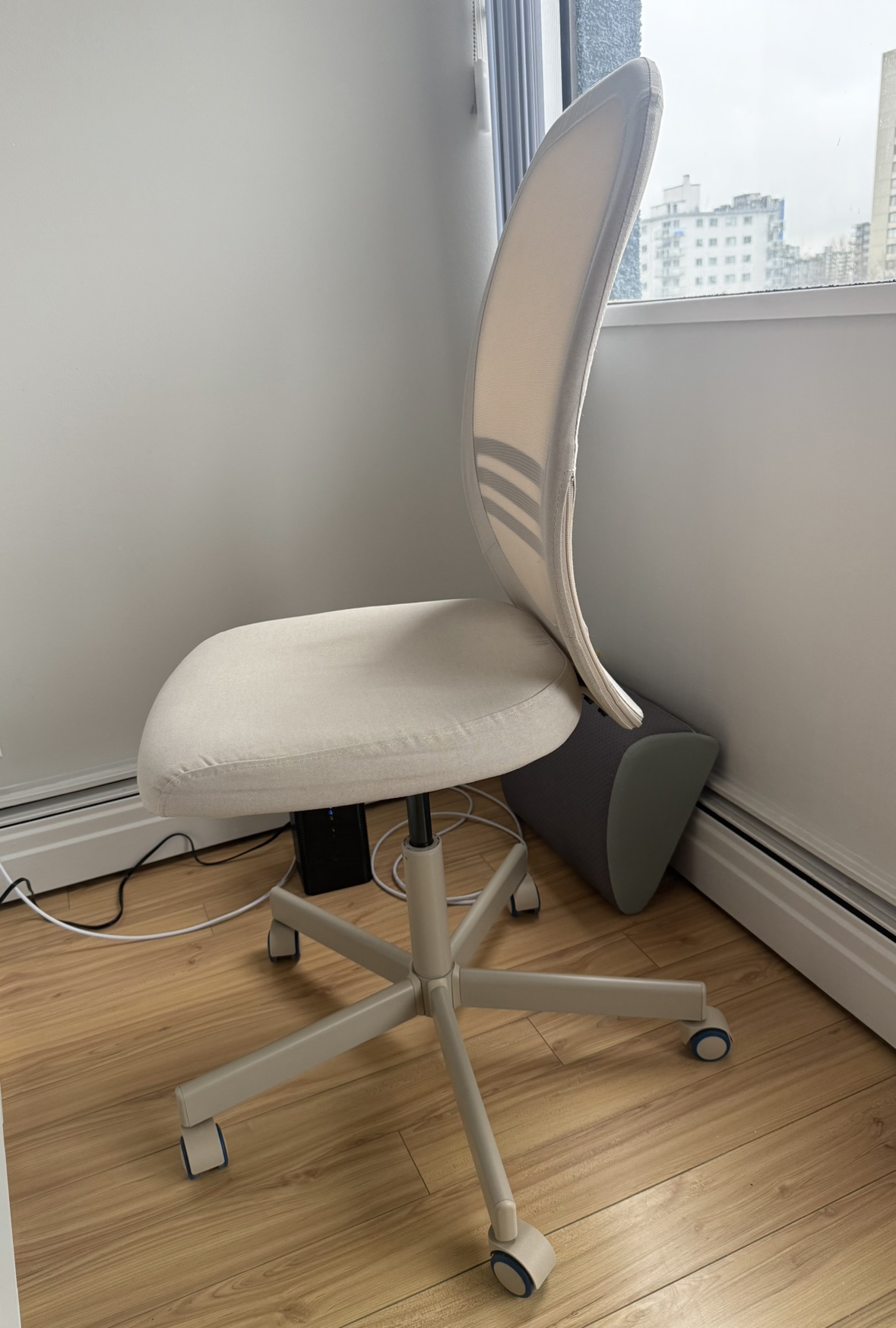 Beige office chair - photo 3