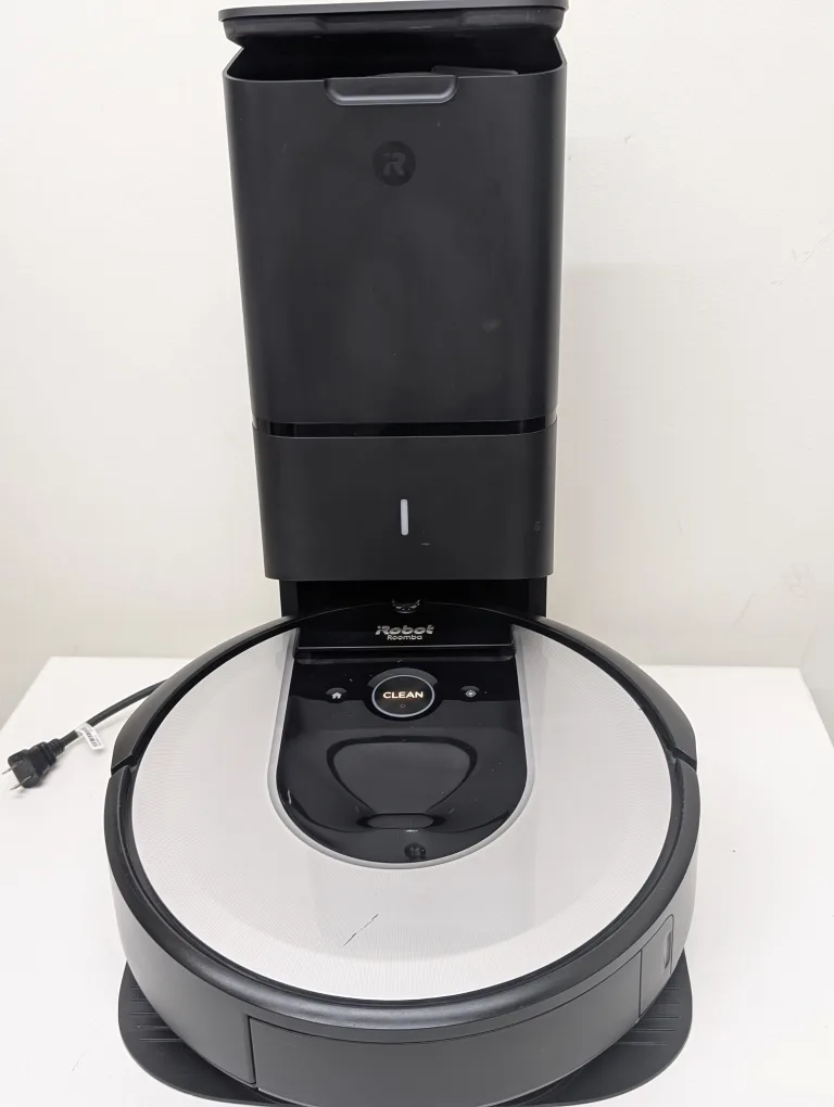 iRobot Roomba i6 Robot Vacuum with Clean Base thumbnail