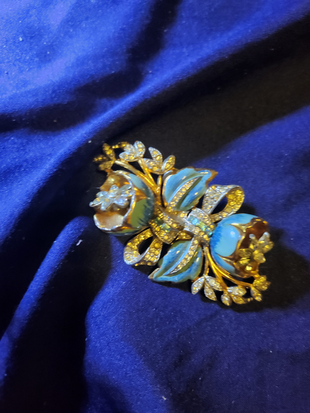 Broach/earrings.