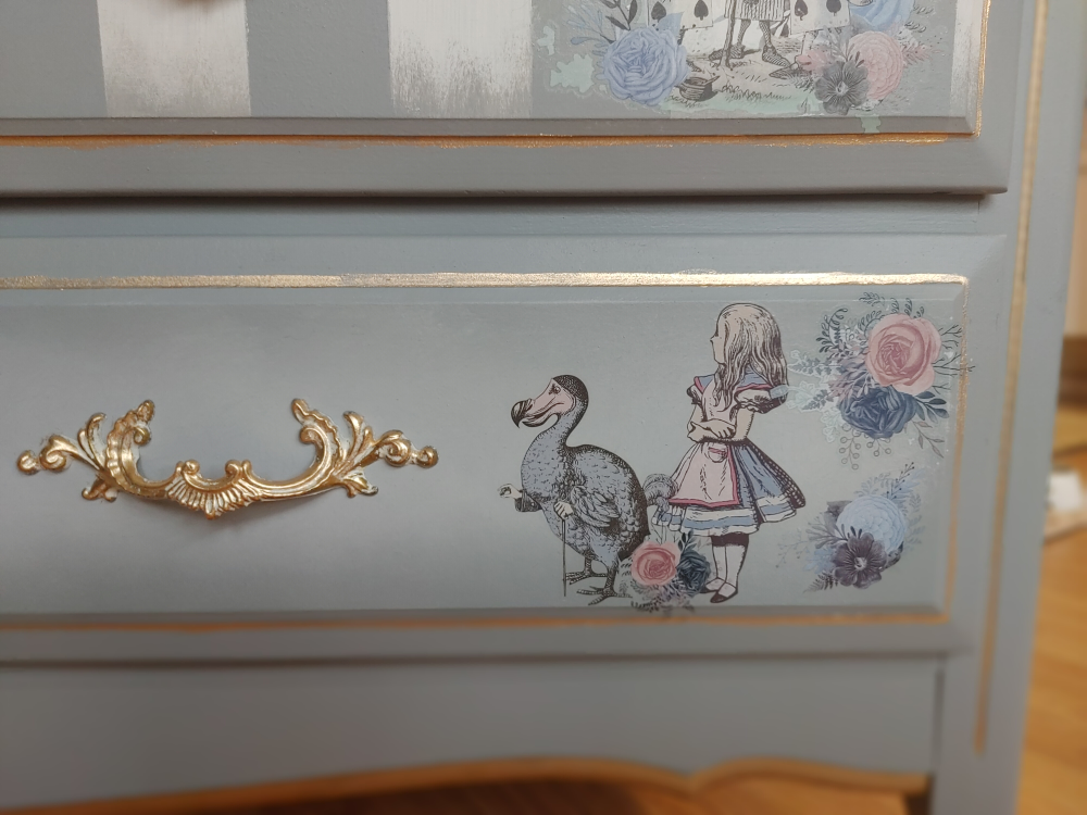 Alice in Wonderland-themed dresser - photo 3