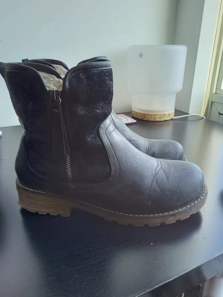 Women's Black Faux Leather Winter Boots Size 9 thumbnail