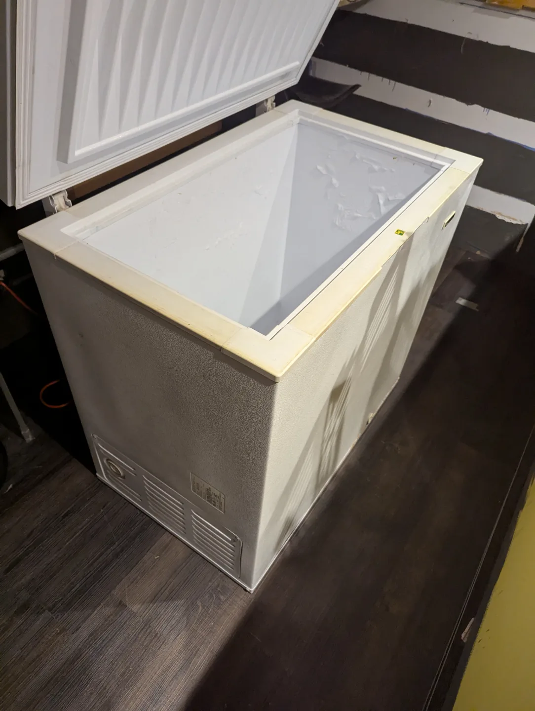 White Consolidated Industries Chest Freezer