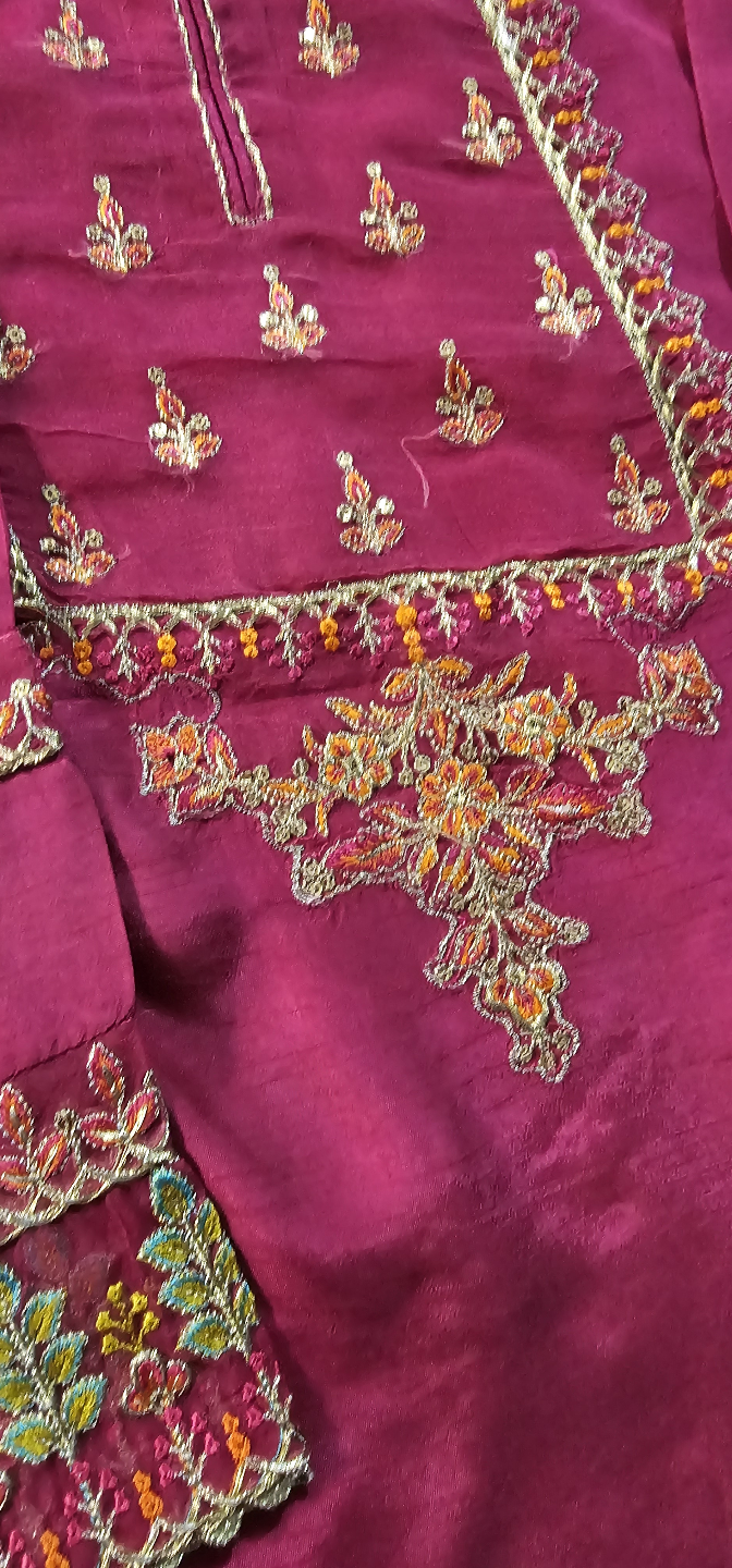 Gorgeous Embroidered Pink girls Shalwar Kameez - photo 4