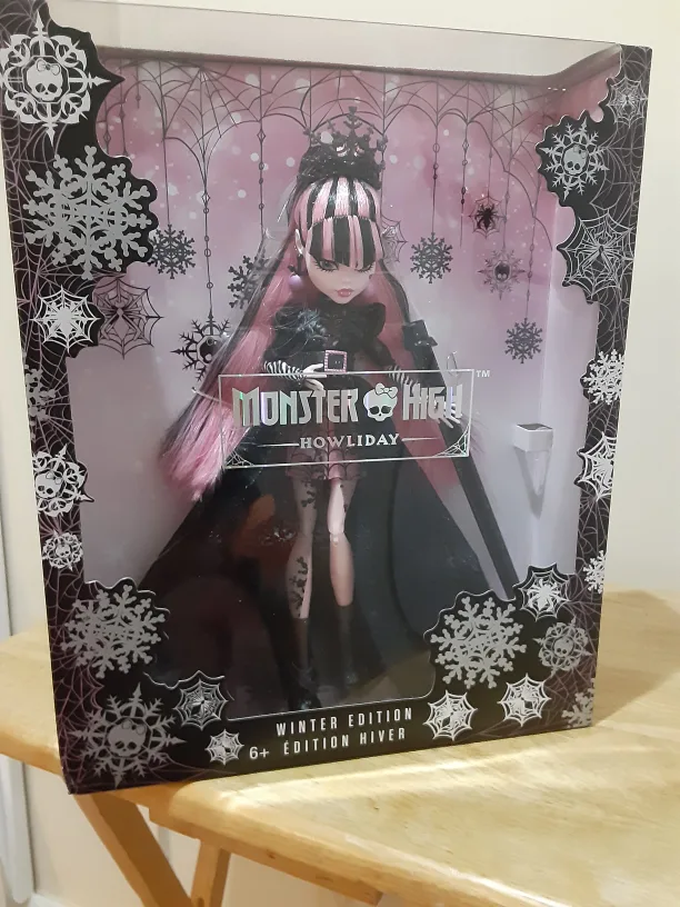 Monster High Howliday Draculaura Doll, Special Limited Edition image indicator(8)