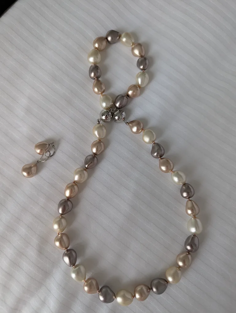 Elegant Pearl Necklace , bracelet and Earring Set image indicator(2)