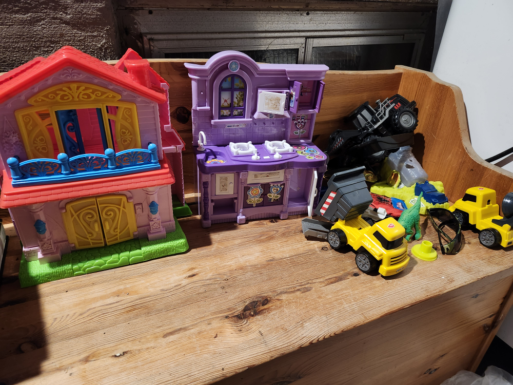 Small dollhouse: Playhouse, Kitchen, Vehicles & Peppa Pig Ball
