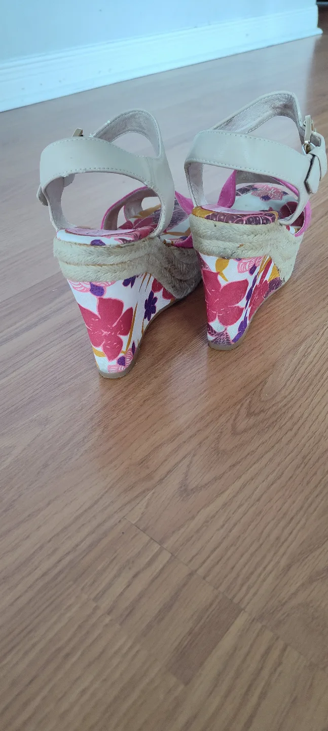 Women's Floral Wedge Sandals image indicator(2)