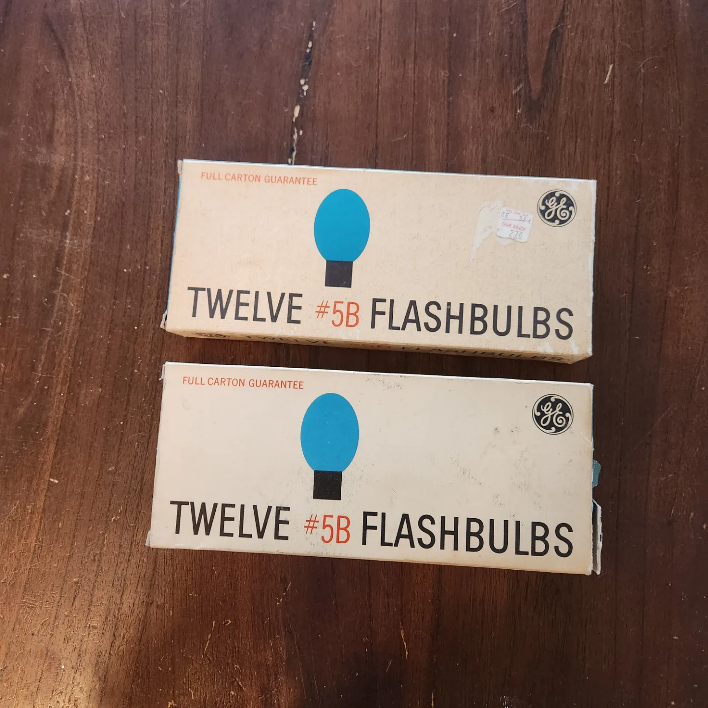 Vintage GE Blue Flashbulbs #5B - 12 Bulbs in Original Box thumbnail