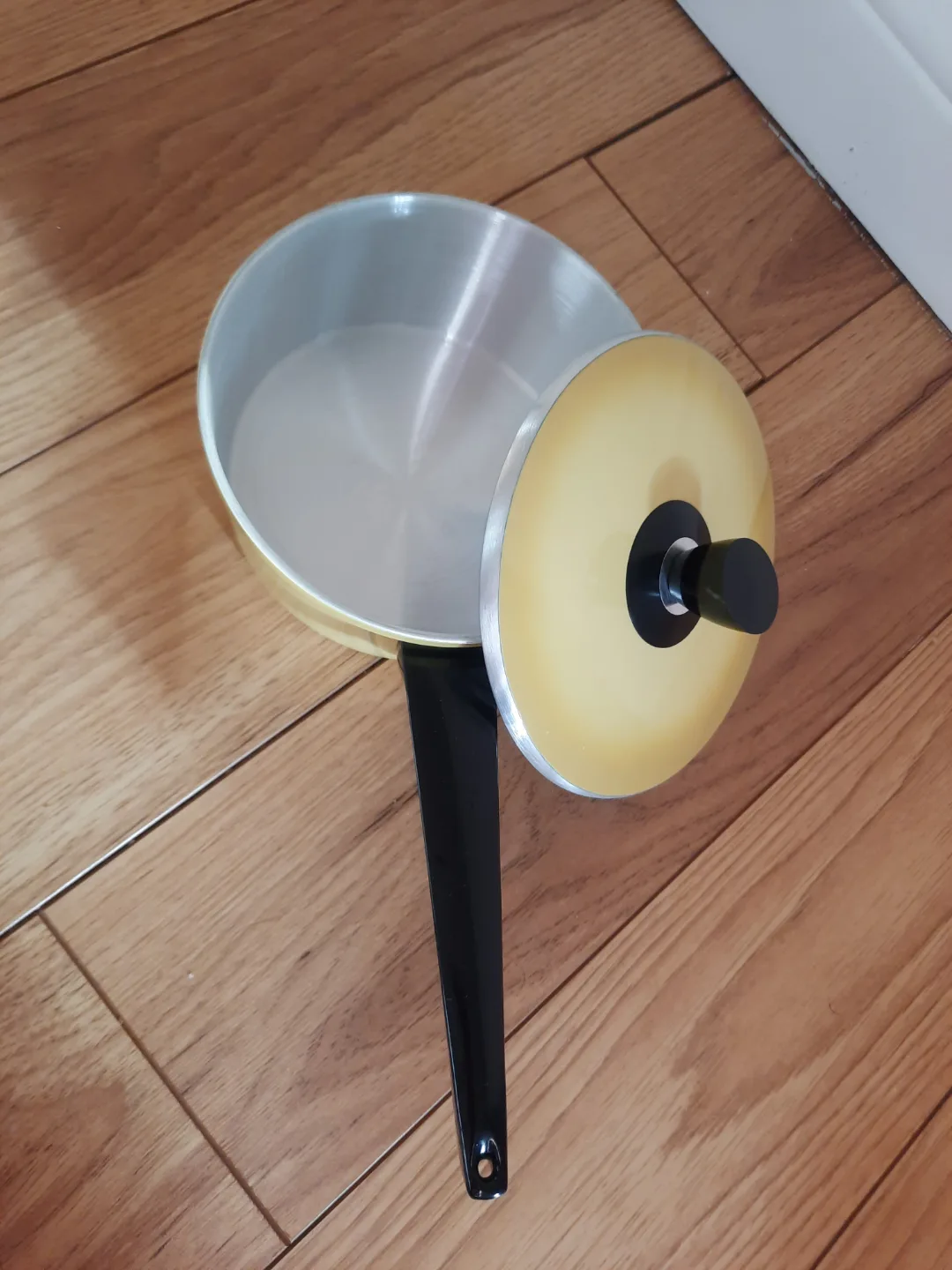 Aluminum Saucepan with Lid image indicator(2)