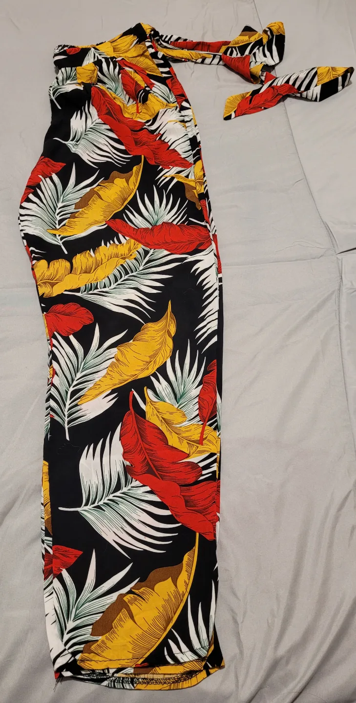 Two pairs of women's pants - striped and floral both for 12$ image indicator(3)