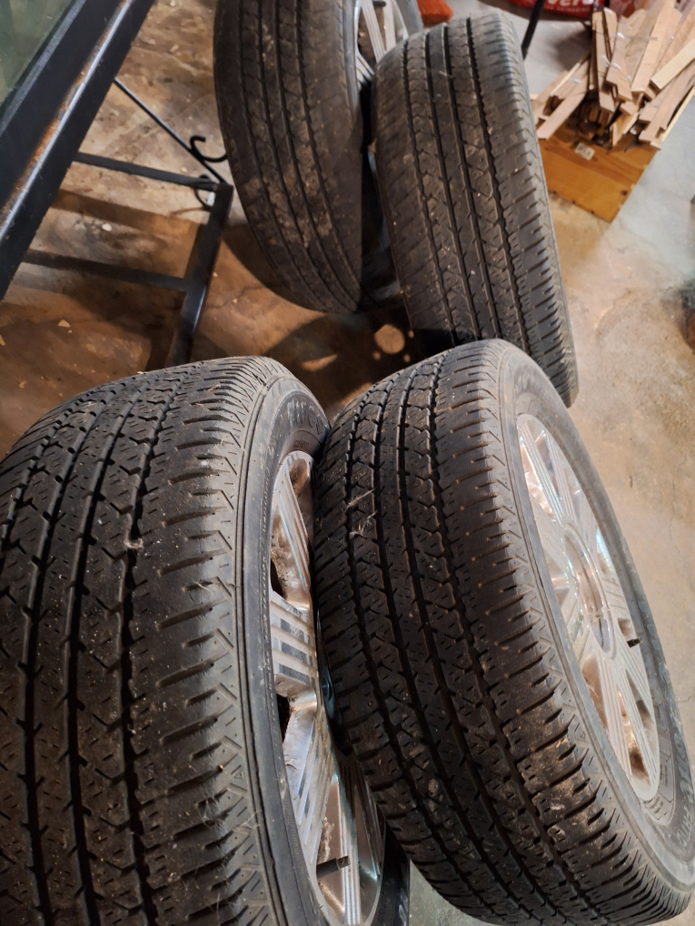 Used Lincoln Town Car Tires and Rims - photo 3