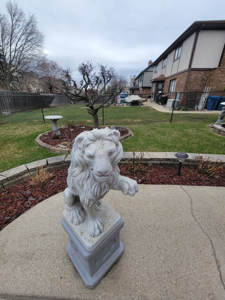 Concrete lion thumbnail
