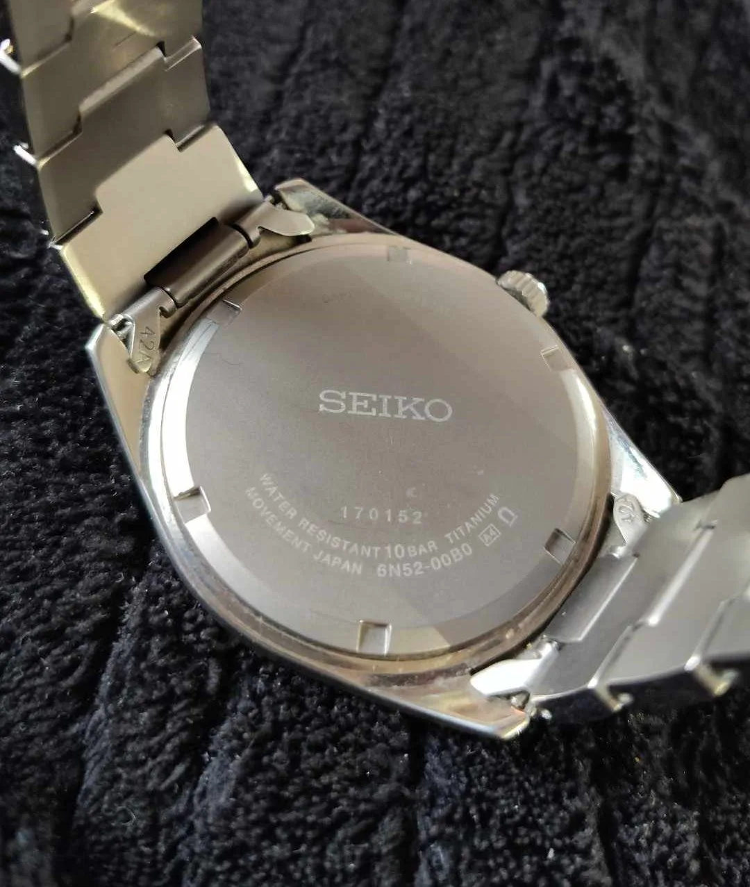 Seiko Men's Titanium Watch image indicator(3)