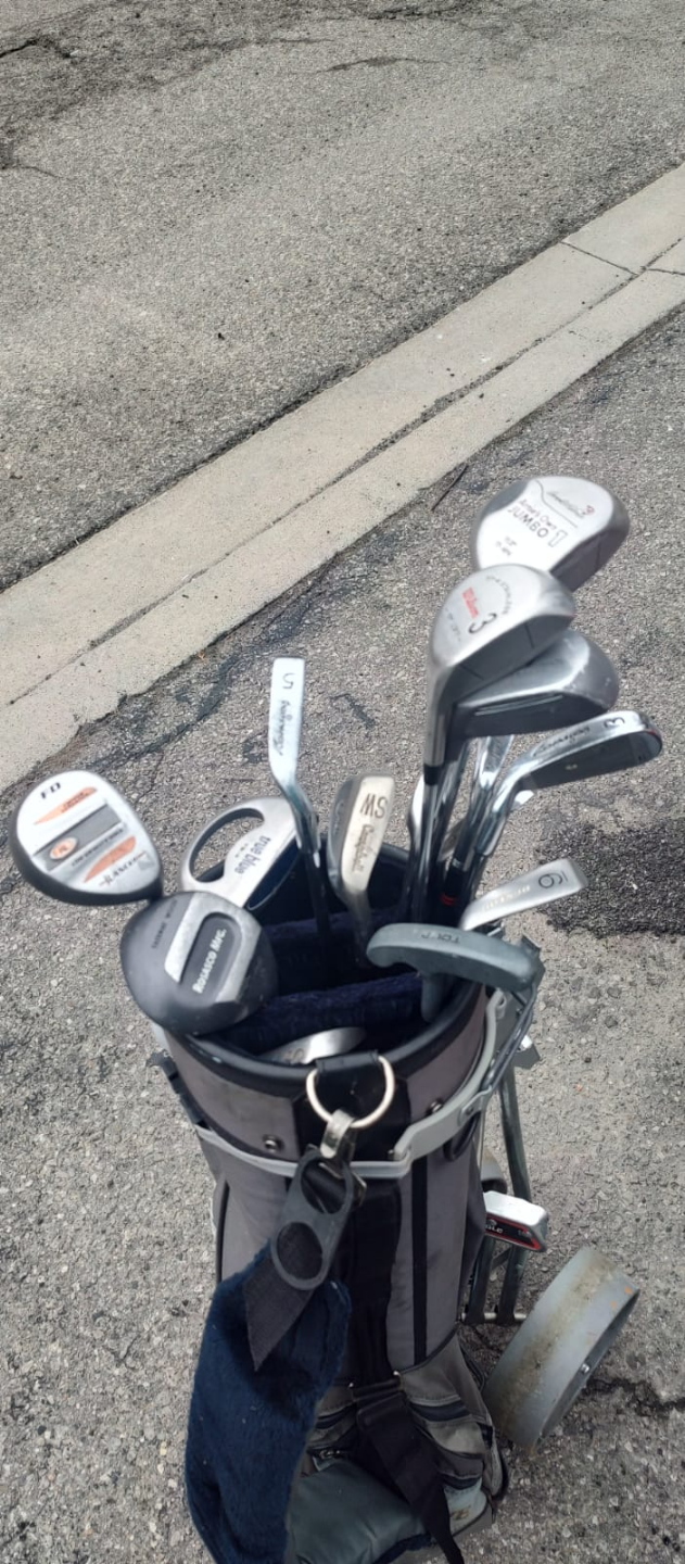 Golf clubs, bag and cart 💚