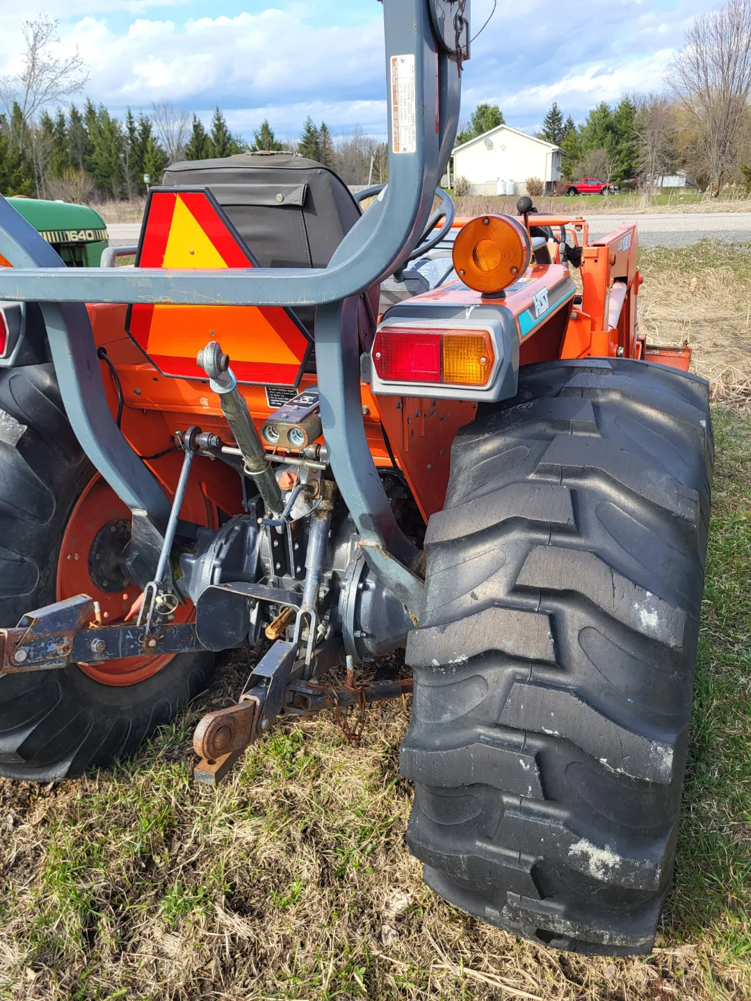 Kubota L3710 Tractor Hydrostatic 4WD with Loader image indicator(5)