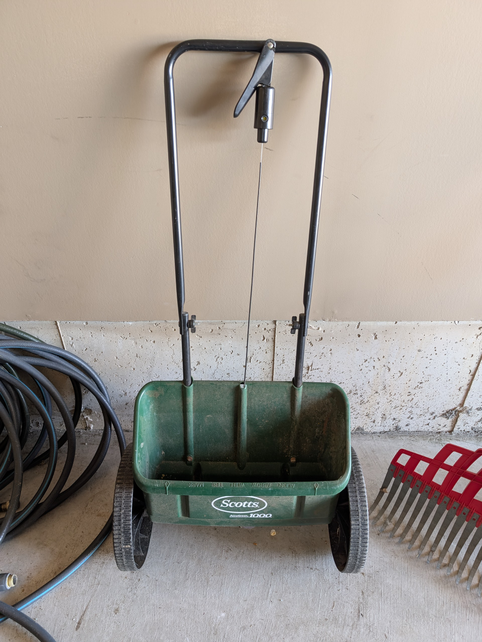 Scotts 1000 Spreader - photo 3