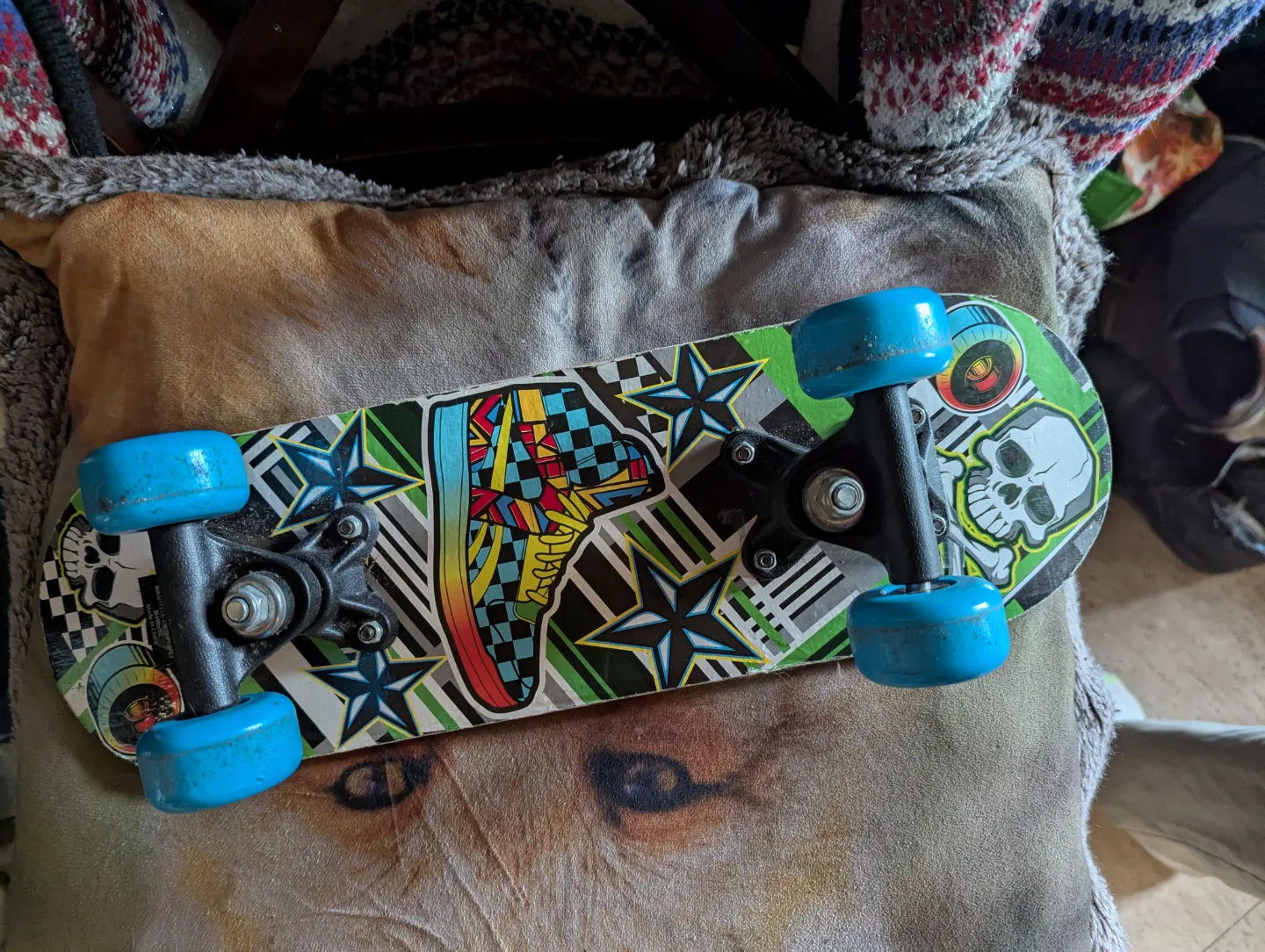 Kids' Skateboard - Skull & Sneaker Design image indicator(2)