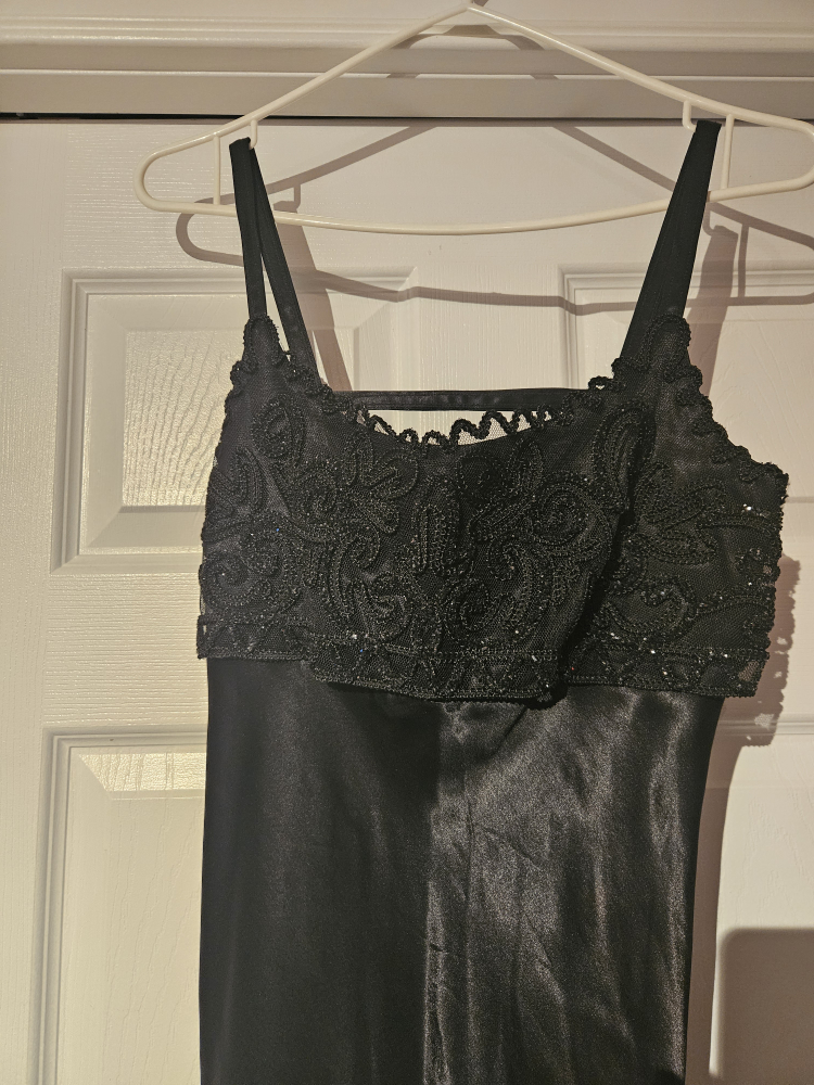 Stunning Black Victoria Vinni Evening Gown - photo 2