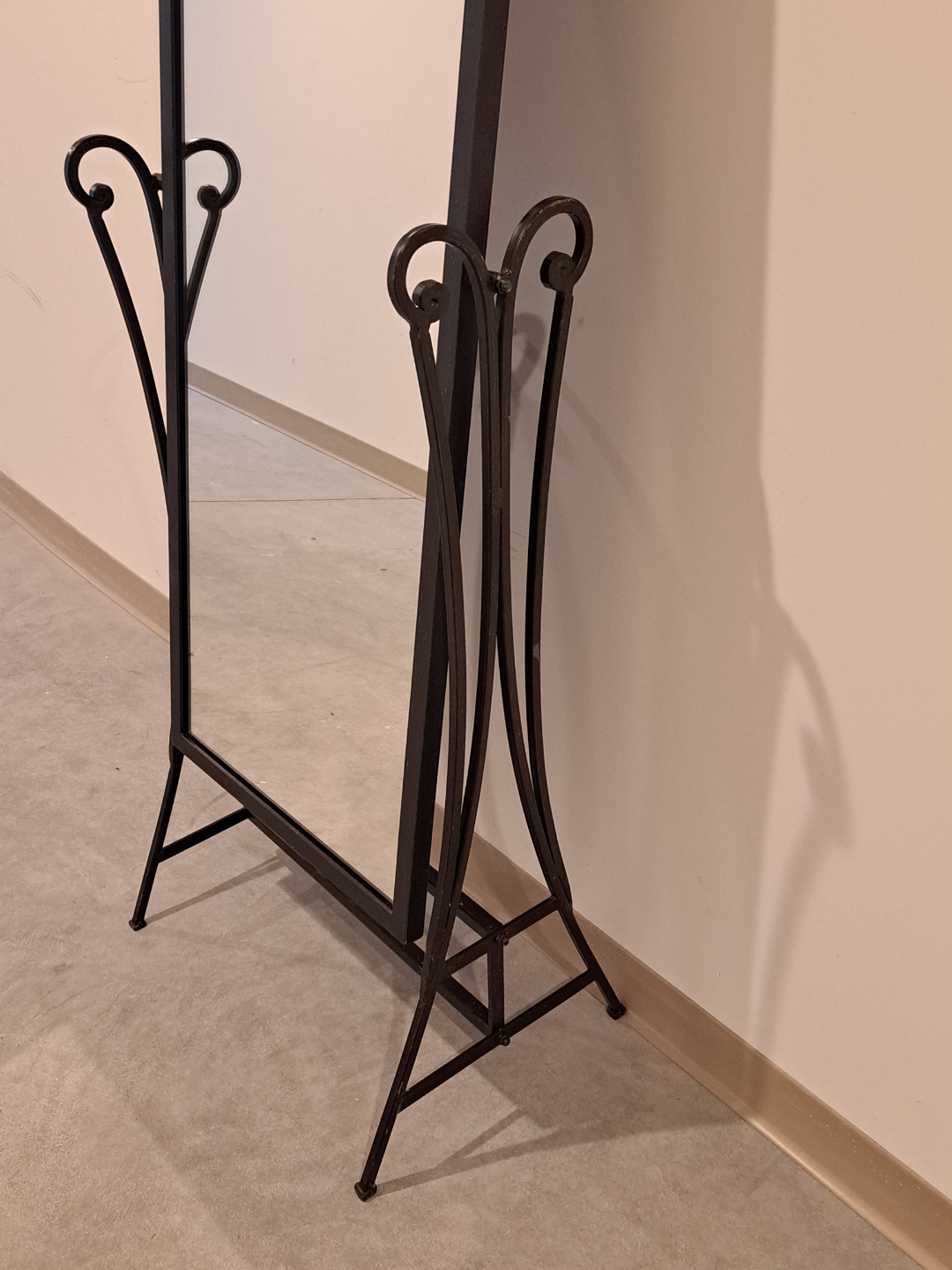 Metal standing mirror - photo 2
