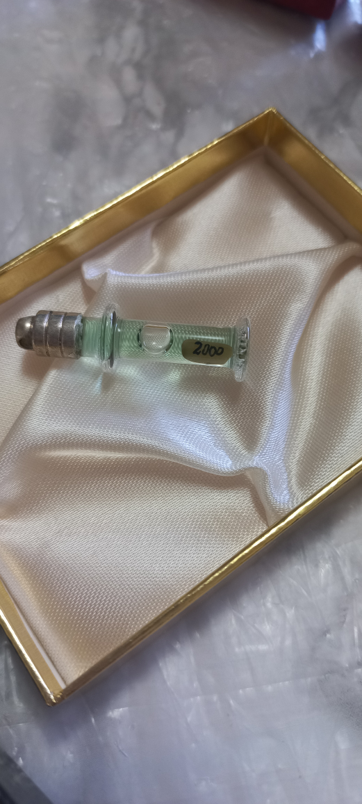 Vintage 2000 Perfume Sample in Gold Box - photo 2