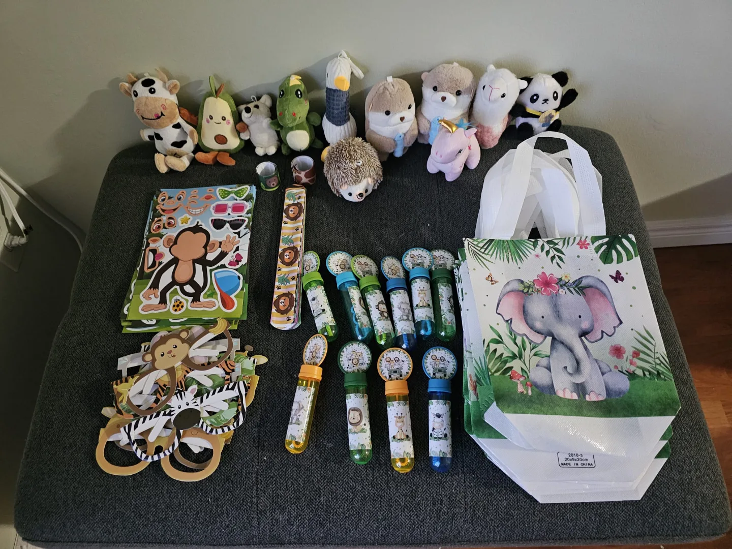 paintings,ceramic, jewelry, and party supplies & Decor Bundle image indicator(5)