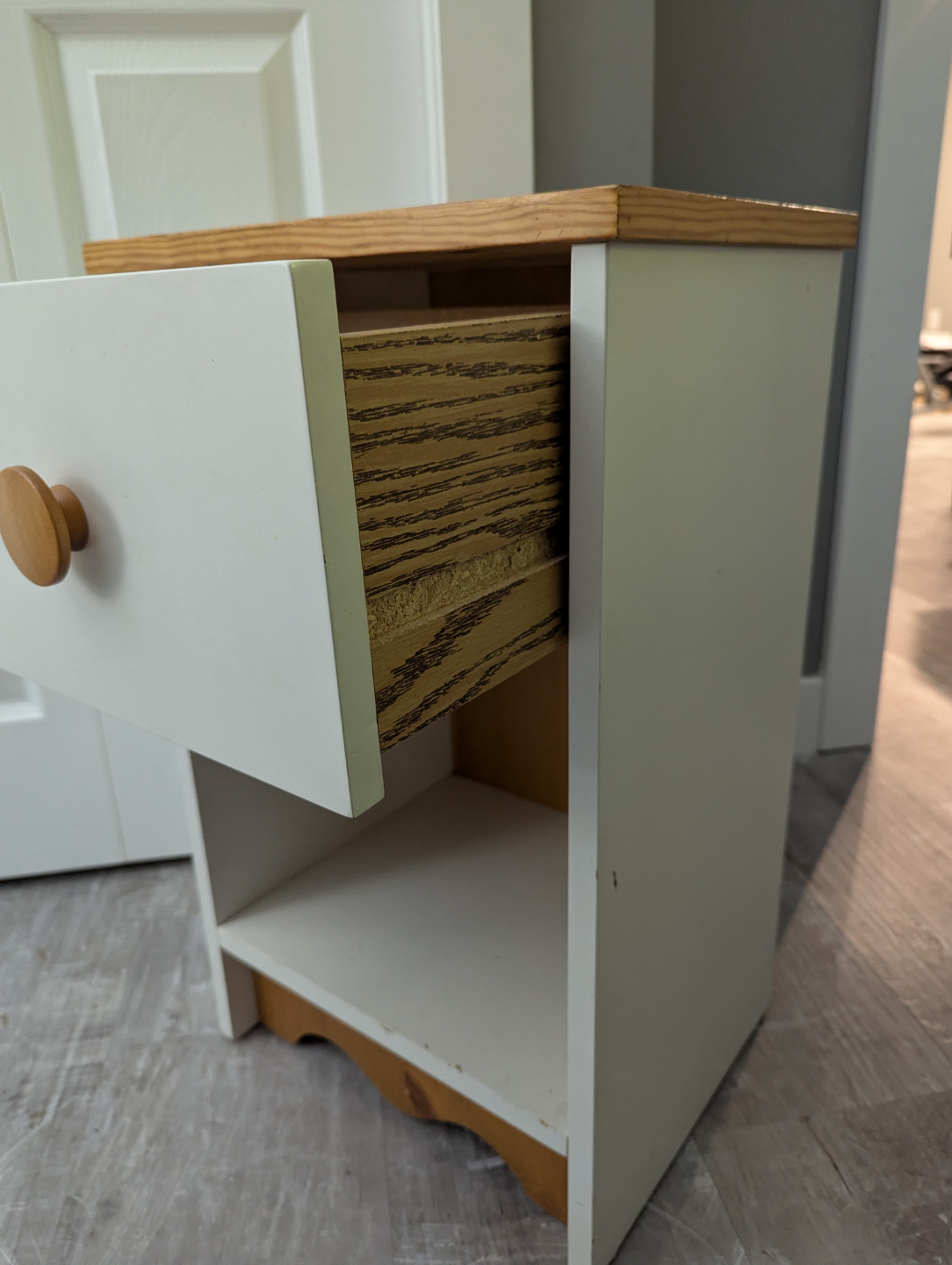 White and wood nightstand - photo 2