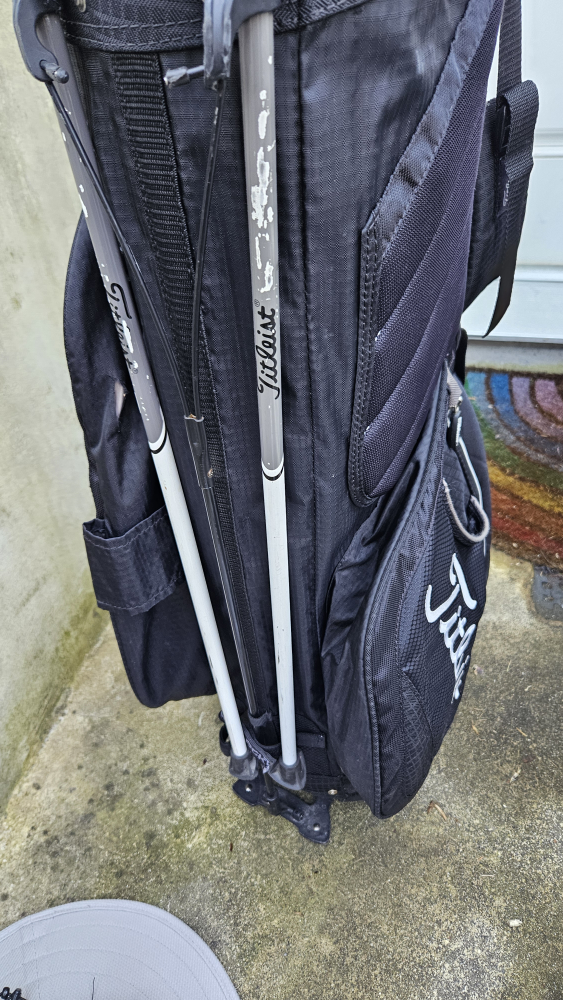 Titleist Golf Bag, Gloves, Hat & Book Bundle - photo 4