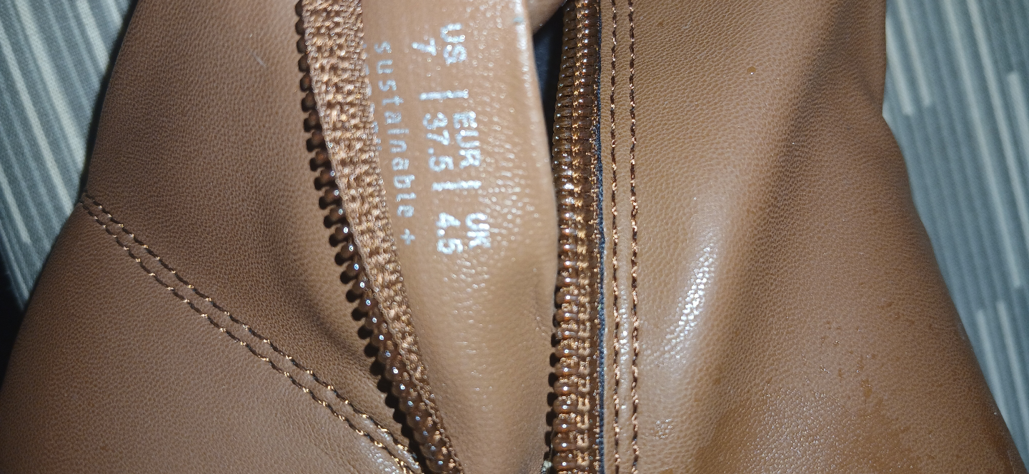 Brown Platform Boots Size 7. - photo 2