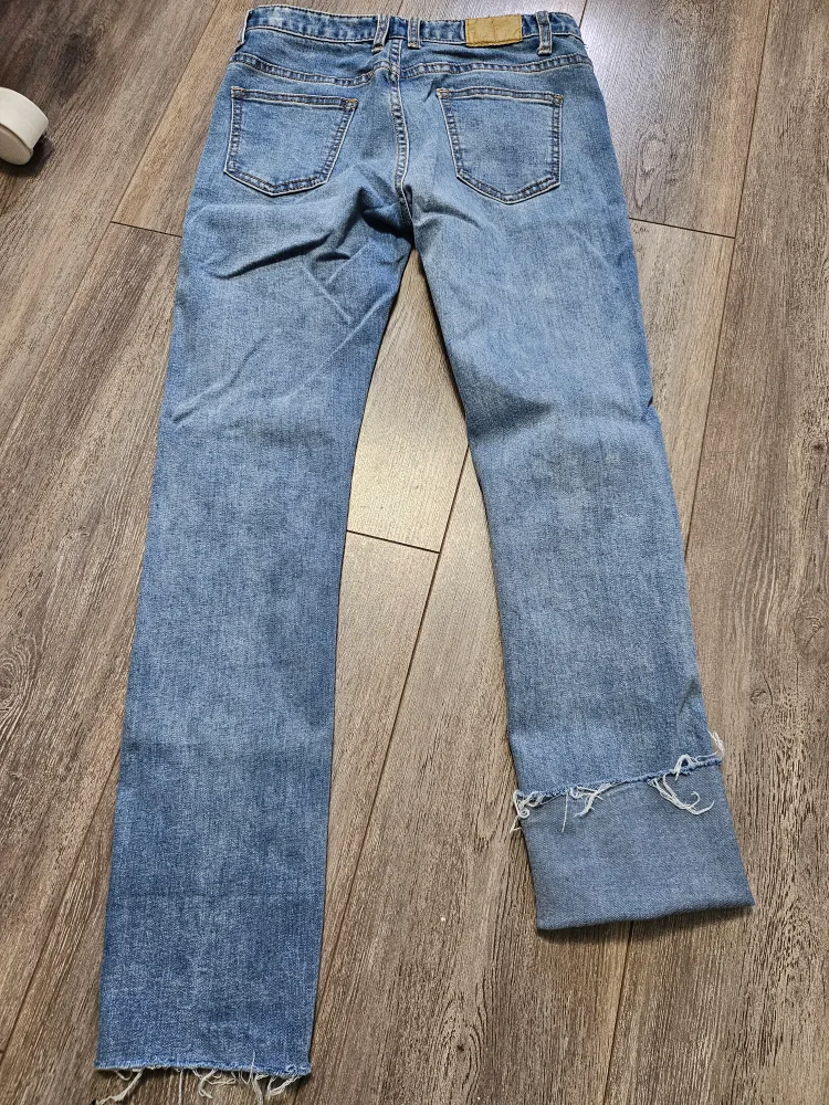 Women's Light Wash Distressed Jeans Size 26 image indicator(2)