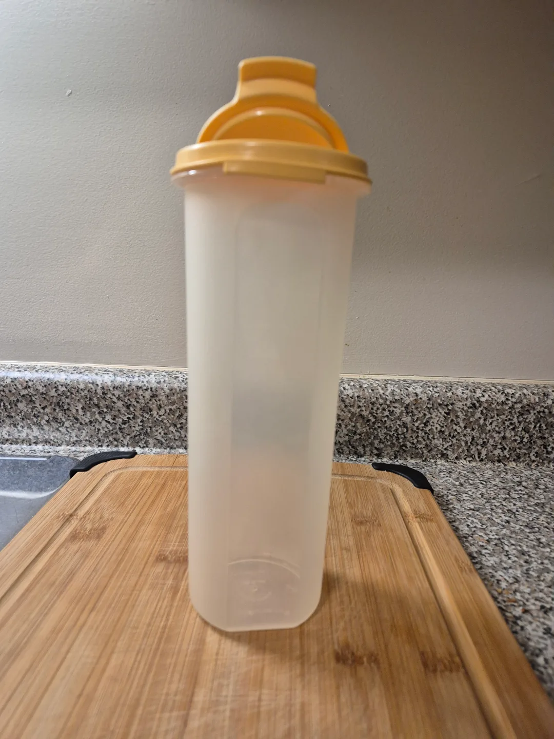 Tupperware Spice Container with Variety Shaker Holes thumbnail