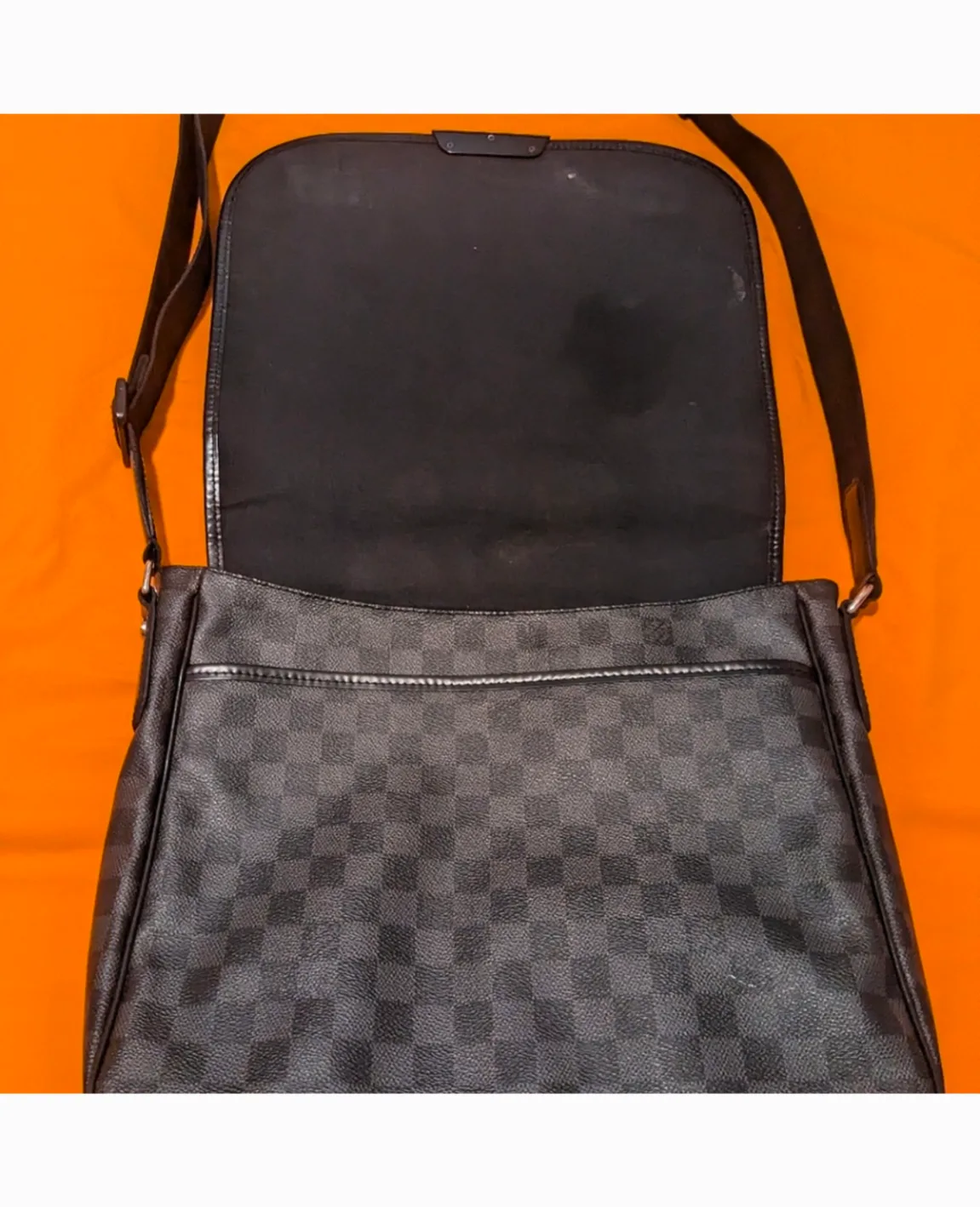 Louis Vuitton Damier Graphite Messenger Bag image indicator(3)