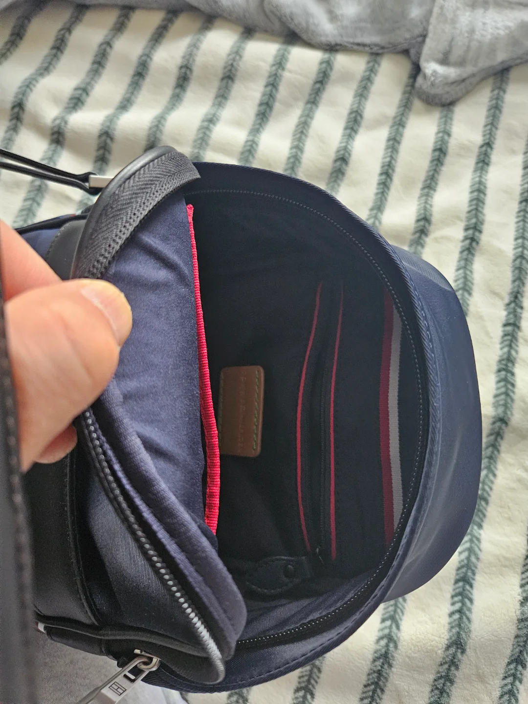 Tommy Hilfiger Crossbody Bag image indicator(3)