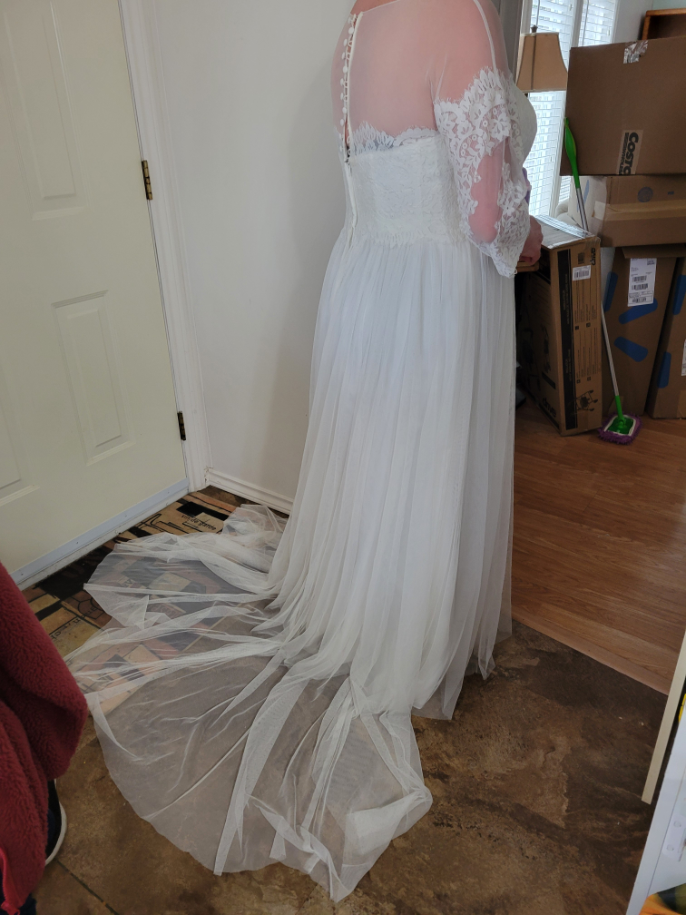 Gorgeous Off-White Lace Wedding Gown with Tulle Train - photo 2